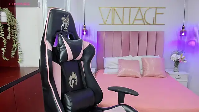 Snapshot of amy-thomson1 chatting on September 23, 2025, 12:19 pm amy-thomson1 online show from September 23, 2025, 12:19 pm