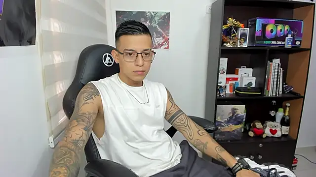 SIXXTOLOVE18 online show from March 4, 2025, 2:32 pm