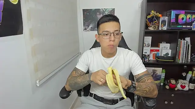 SIXXTOLOVE18 online show from March 8, 2025, 6:21 am