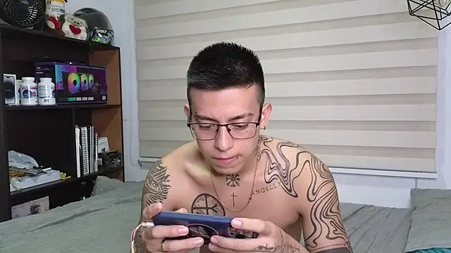 SIXXTOLOVE18 online show from November 5, 2025, 6:35 am