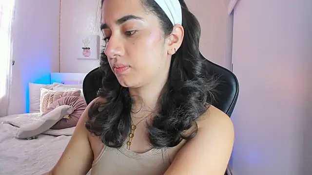 annadu011 online show from February 10, 2025, 2:48 pm