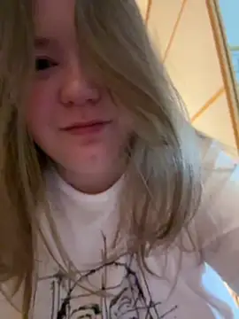 Snapshot of remirann_ chatting on December 25, 2024, 9:45 am remirann online show from December 25, 2024, 9:45 am