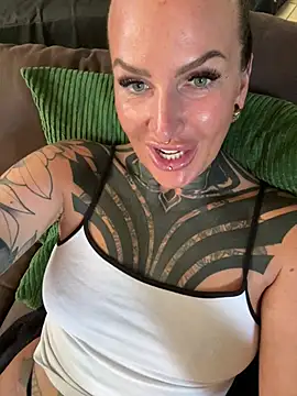 Snapshot of InkedBiitch chatting on May 27, 2026, 6:27 pm InkedBiitch online show from May 27, 2026, 6:27 pm