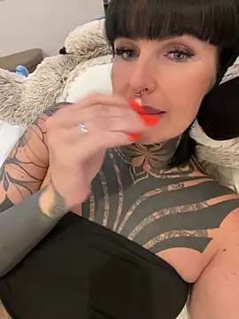 Snapshot of InkedBiitch chatting on June 3, 2026, 5:18 pm InkedBiitch online show from June 3, 2026, 5:18 pm