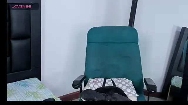 Snapshot of MaiaPetitte_ chatting on January 7, 2026, 9:50 pm MaiaPetitte online show from January 7, 2026, 9:50 pm