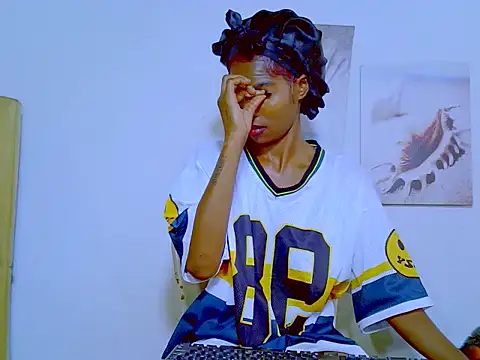 Snapshot of MissParis26 chatting on February 21, 2025, 1:00 pm MissParis26 online show from February 21, 2025, 1:00 pm