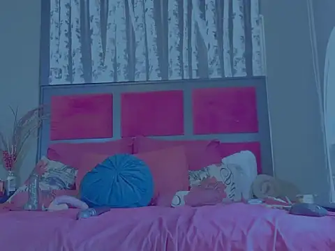 Snapshot of MissParis26 chatting on October 16, 2025, 9:43 am MissParis26 online show from October 16, 2025, 9:43 am