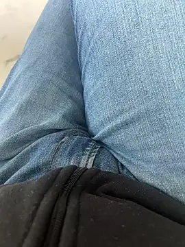 Snapshot of Cezar993 chatting on December 26, 2024, 12:38 pm Cezar993 online show from December 26, 2024, 12:38 pm