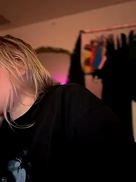 Snapshot of PiggyRose chatting on October 1, 2025, 12:27 am PiggyRose online show from October 1, 2025, 12:27 am