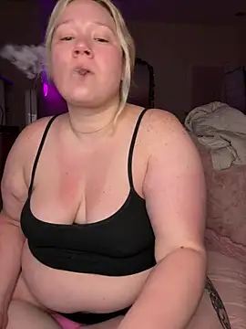 PiggyRose online show from April 28, 2026, 2:27 am