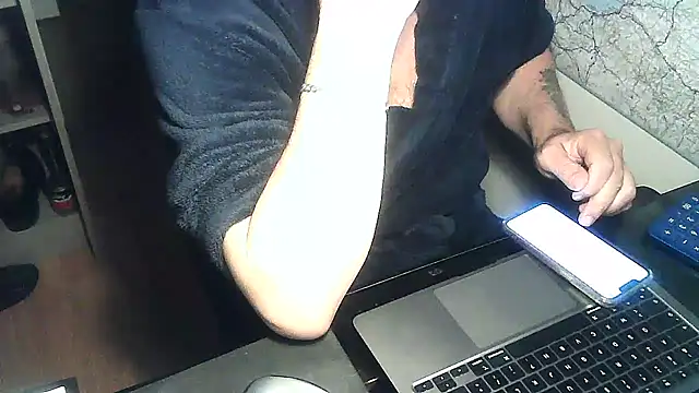 Snapshot of DUDURA@xh chatting on November 3, 2025, 7:37 pm DUDURAxh online show from November 3, 2025, 7:37 pm