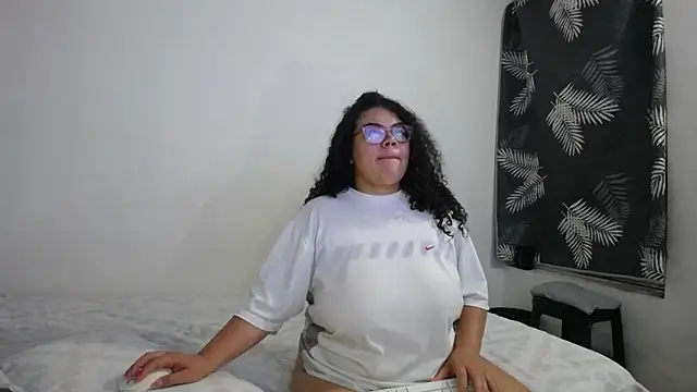 mabigomez00 online show from April 29, 2026, 9:13 am