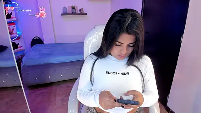 Snapshot of Catalinaa_martinez chatting on December 13, 2024, 8:26 pm Catalinaa martinez online show from December 13, 2024, 8:26 pm