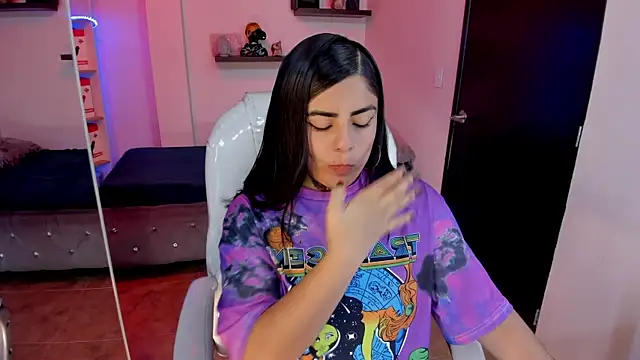 Snapshot of Catalinaa_martinez chatting on February 21, 2025, 8:38 pm Catalinaa martinez online show from February 21, 2025, 8:38 pm