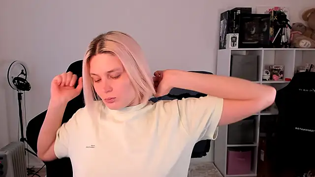 hotblonds online show from November 23, 2025, 11:10 am