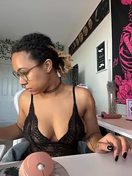Snapshot of goddessxdreaxo chatting on November 10, 2025, 1:32 pm goddessxdreaxo online show from November 10, 2025, 1:32 pm