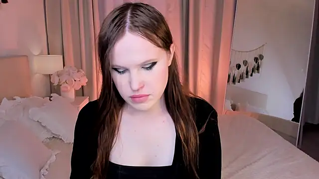 EffieMinki online show from June 18, 2026, 10:03 pm