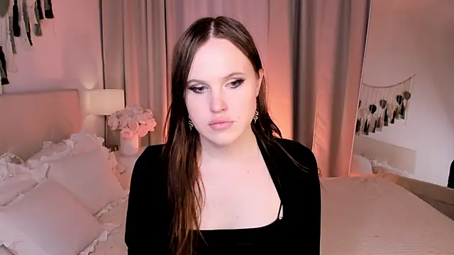 EffieMinki online show from June 19, 2026, 8:56 pm