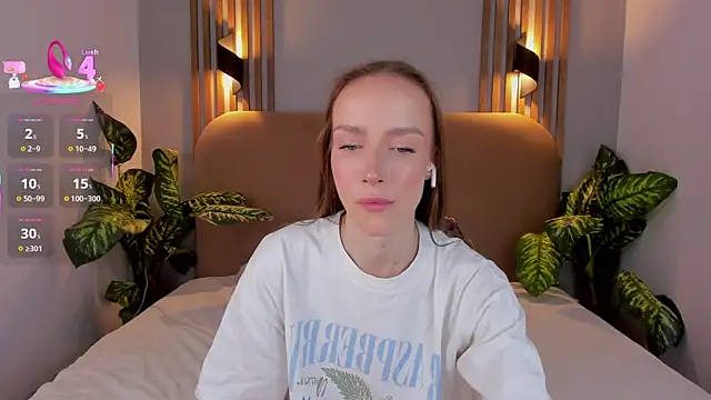 Kira Quinn online show from November 1, 2025, 6:48 am