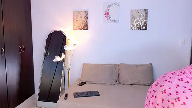 SarahCinnamon- online show from April 21, 2026, 8:34 pm