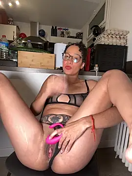 Snapshot of Lauyako chatting on September 12, 2025, 10:10 pm Lauyako online show from September 12, 2025, 10:10 pm