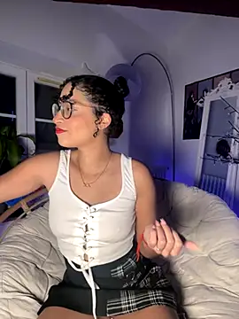 Snapshot of Lauyako chatting on November 19, 2025, 4:01 am Lauyako online show from November 19, 2025, 4:01 am