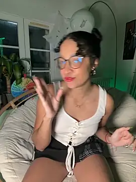 Snapshot of Lauyako chatting on November 19, 2025, 4:07 pm Lauyako online show from November 19, 2025, 4:07 pm