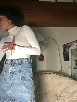 Snapshot of Lauyako chatting on December 13, 2025, 11:43 pm Lauyako online show from December 13, 2025, 11:43 pm