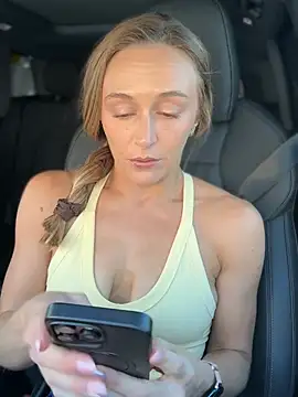 Snapshot of lunagirl13 chatting on July 16, 2026, 10:49 pm lunagirl13 online show from July 16, 2026, 10:49 pm