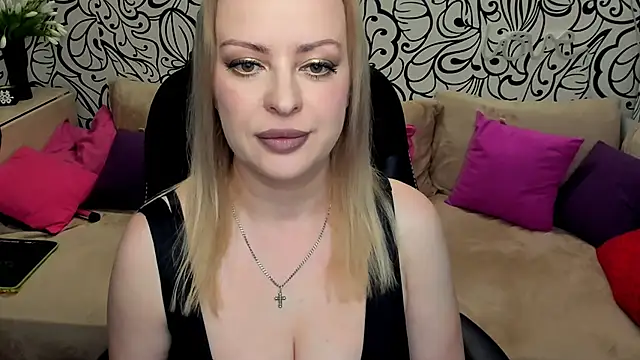 Hotdreamhere online show from May 24, 2026, 3:22 am