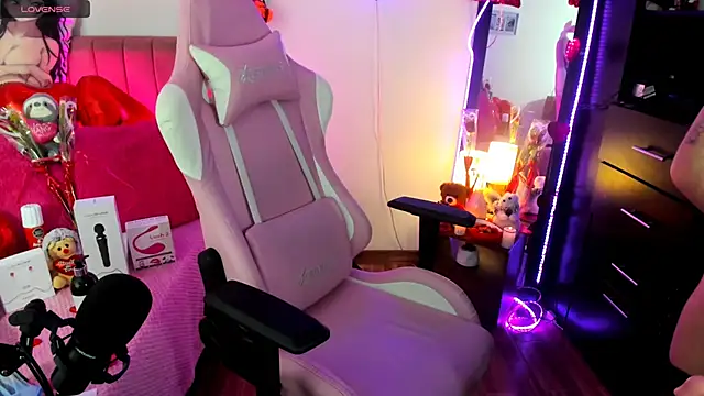 lilly sweett online show from February 15, 2025, 6:44 am