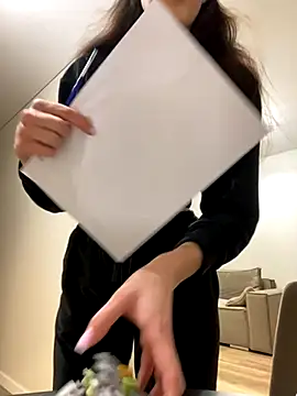 little belucci online show from December 4, 2025, 5:32 pm