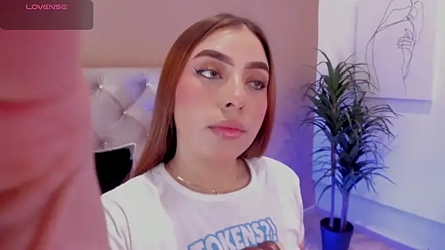 Snapshot of MaddyyLennon chatting on February 6, 2025, 2:15 pm MaddyyLennon online show from February 6, 2025, 2:15 pm