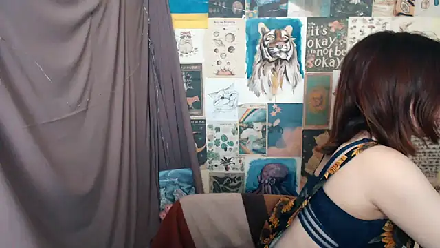 Snapshot of VeryVeryVeryShy_ chatting on February 3, 2025, 12:57 pm VeryVeryVeryShy online show from February 3, 2025, 12:57 pm