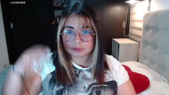 Snapshot of yini_angel chatting on July 7, 2026, 4:37 am yini angel online show from July 7, 2026, 4:37 am