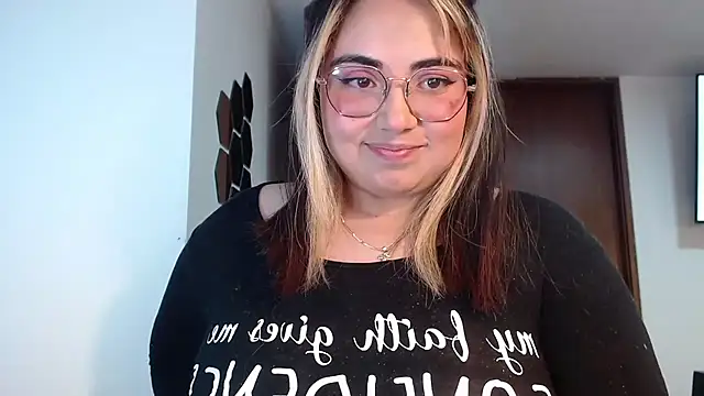 Snapshot of yini_angel chatting on July 10, 2026, 12:59 am yini angel online show from July 10, 2026, 12:59 am