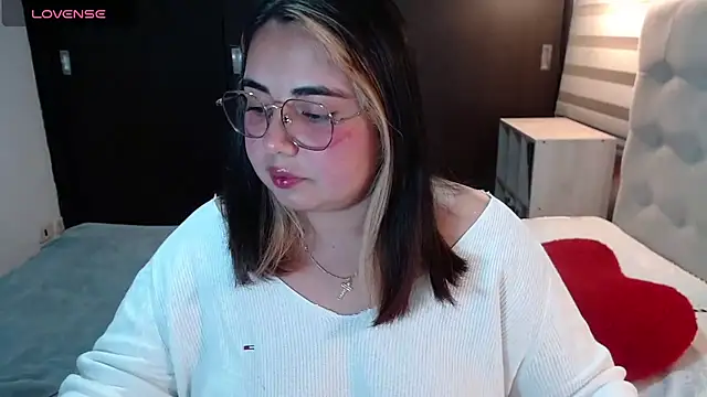 Snapshot of yini_angel chatting on July 13, 2026, 2:47 am yini angel online show from July 13, 2026, 2:47 am