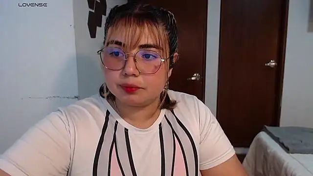 Snapshot of yini_angel chatting on July 16, 2026, 1:22 am yini angel online show from July 16, 2026, 1:22 am