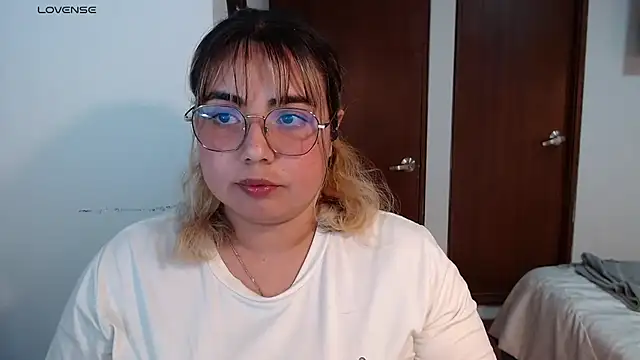Snapshot of yini_angel chatting on July 28, 2026, 1:01 am yini angel online show from July 28, 2026, 1:01 am