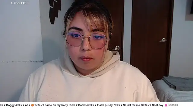 Snapshot of yini_angel chatting on August 4, 2026, 2:04 am yini angel online show from August 4, 2026, 2:04 am