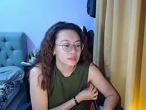 Snapshot of crizzybel chatting on June 5, 2026, 8:03 pm crizzybel online show from June 5, 2026, 8:03 pm