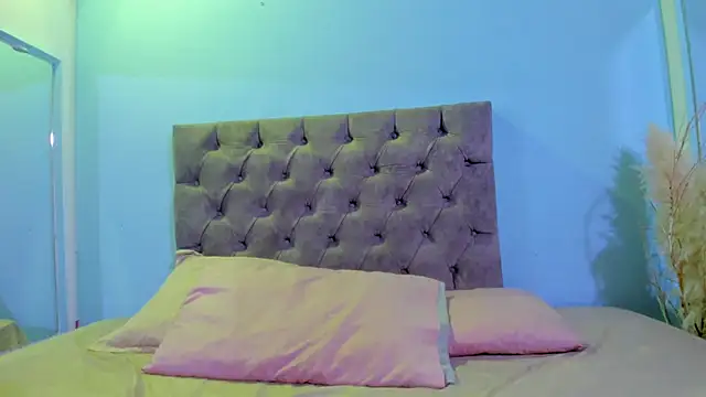 isa kiss online show from September 21, 2025, 2:13 am