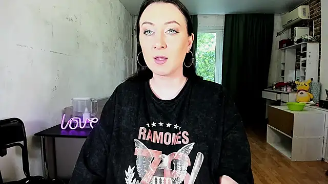 Snapshot of Mira_Xo_ chatting on October 18, 2025, 10:16 am Mira Xo online show from October 18, 2025, 10:16 am