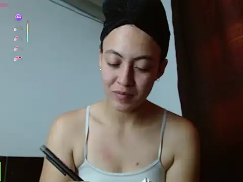 Snapshot of Olivia_Bright chatting on May 6, 2026, 8:25 pm Olivia Bright online show from May 6, 2026, 8:25 pm