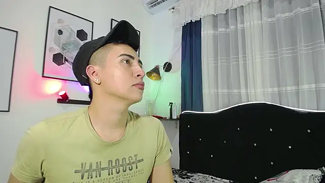 Snapshot of Tomas_and_liam chatting on December 21, 2024, 1:04 am Tomas and liam online show from December 21, 2024, 1:04 am