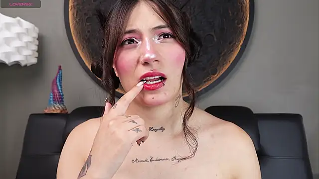 miss sharlotte18 online show from April 29, 2026, 6:14 pm