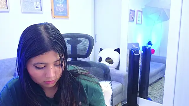 Snapshot of annylouis chatting on November 15, 2025, 7:32 pm annylouis online show from November 15, 2025, 7:32 pm