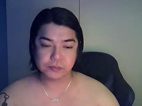 Snapshot of StrawberryWine07 chatting on April 19, 2026, 6:02 am StrawberryWine07 online show from April 19, 2026, 6:02 am