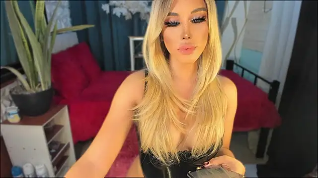 Snapshot of Laura_yourhottestbabe123 chatting on November 5, 2025, 3:39 am Laura yourhottestbabe123 online show from November 5, 2025, 3:39 am