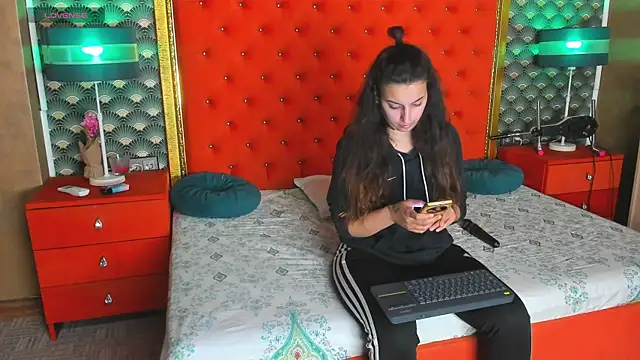 Snapshot of VallerieJones chatting on May 19, 2026, 7:58 am VallerieJones online show from May 19, 2026, 7:58 am